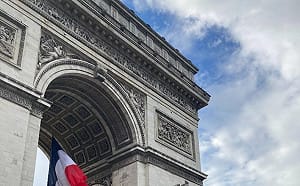 巴黎凱旋門前襲警遭制服 嫌犯遭起底有謀殺未遂、恐怖主義前科 