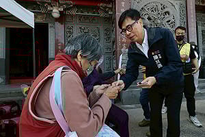 春節連假首日連拜六廟 陳其邁祈願國家繁榮進步、馬上成功 