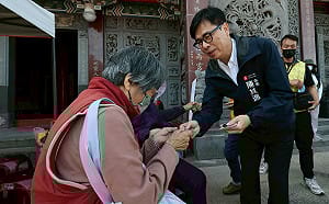 春節連假首日連拜六廟 陳其邁祈願國家繁榮進步、馬上成功 