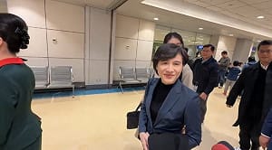 台美對等貿易協定簽署後返台　鄭麗君微笑致意「祝大家新年快樂」