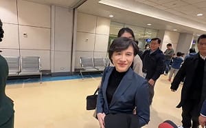 台美對等貿易協定簽署後返台　鄭麗君微笑致意「祝大家新年快樂」