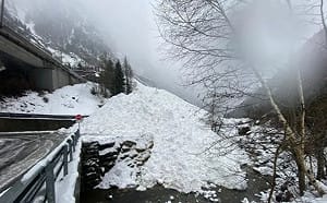 瑞士載運80名乘客客運列車遭雪崩擊中  列車脫軌傳多人受傷