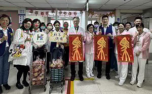 除夕送上「蘋」安 傅雲慶祝留院病友平平安安