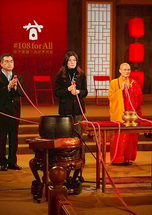 除夕夜撞鐘手握紅繩劇烈抖動  鄭麗文：感受到神明的感召回應