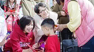 何欣純走春祈福台中八區  蕭美琴賴清德接力相挺