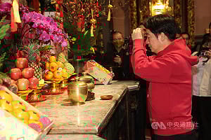 賴總統龍山寺參香　盼立院通過國防特別預算及總預算