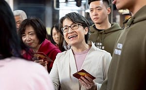 連小英都羡幕！蕭美琴走春  隨扈穿著自製「 Team Taiwan 」貓帽 T讓網友都發瘋