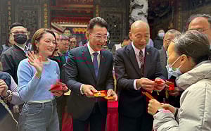 韓國瑜力挺江啟臣 連續三年豐原合體發紅包展現人氣