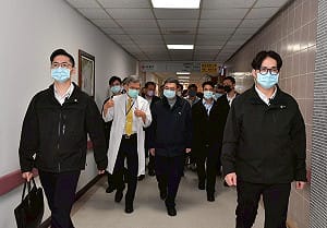 探視陳光復術後病情   卓揆感謝高榮醫療團隊用心照顧