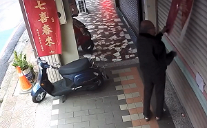 藍白支持者是「春聯殺手」？綠營春聯頻被撕掀議論　議員黃瓊慧公布惡質老人犯行