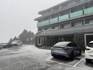 合歡山下冰霰成銀白世界！武嶺至松雪樓路段交管  17時起雙向封閉