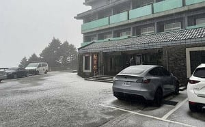 合歡山下冰霰成銀白世界！武嶺至松雪樓路段交管  17時起雙向封閉