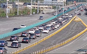 初五北返車潮湧現！雪隧回堵4公里 國5實施主線儀控  