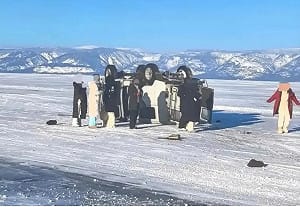 「小鋼炮」2分鐘就沉了! 冰面突破裂 7中客遊俄貝加爾湖溺亡 僅1人及時逃生