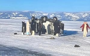 「小鋼炮」2分鐘就沉了! 冰面突破裂 7中客遊俄貝加爾湖溺亡 僅1人及時逃生