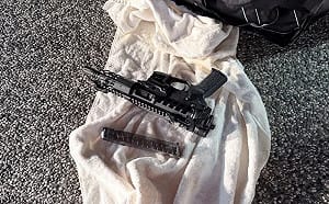 疑賭博糾紛引殺機！苗栗男初一連開13槍 遭警逮送辦