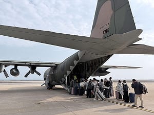 收假潮湧現！金門機場爆人潮　民航局啟動軍機疏運