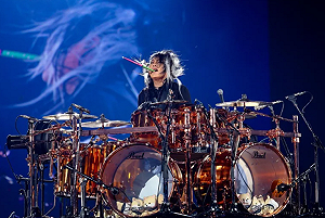 撐不到3月演唱會！日搖滾天團「月之海」鼓手真矢大腸癌驟逝