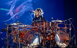 撐不到3月演唱會！日搖滾天團「月之海」鼓手真矢大腸癌驟逝