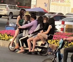 吳恭銘觀點》被獵奇的青春！「精神小妹」的中國階層窺視怪現象