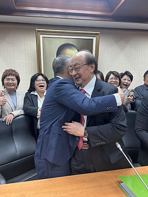 快訊》(影)萬年總召下台一鞠躬！民進黨團推舉蔡其昌為總召 新任幹部出爐 