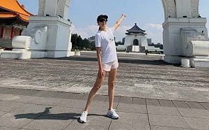 賈永捷嗆蔣中正繼續罰坐  藝術家大讚真猛！喊話文化部「把桌椅拿走讓他半蹲」