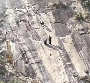 不顧之前發生危險事件! 2大學生受困魔鬼崖警救援 路上驚見8人正攀登