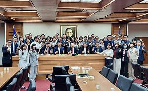 萬年總召卸任！鍾佳濱盛讚柯建銘：守住國會和平的時代巨人 