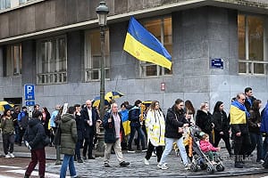 俄烏戰爭屆滿4年　布魯塞爾遊行聲援烏克蘭