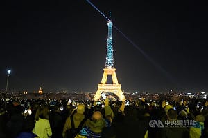 俄烏戰爭4週年巴黎鐵塔點亮藍黃光　烏國僑民想回家