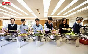 中鋼員工餐廳年銷百萬顆月餅、自助餐75元夾到飽、周三限定鮮魚米粉...鋼鐵龍頭「虧錢也要賣」的美味秘密