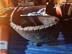 國1彰化北斗路段聯結車爆胎　5車閃避不及碰撞