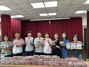 草莓季尾聲送暖  陳亭妃攜陳怡珍、蔡旺詮捐草莓挺南家扶