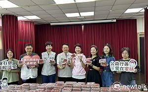 草莓季尾聲送暖  陳亭妃攜陳怡珍、蔡旺詮捐草莓挺南家扶