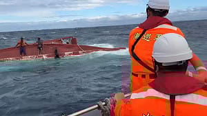 （影）臺東外海漁船翻覆　海巡即時救援、3船員順利脫險