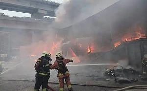 新北泰山回收場大火！3地區急發空污警報 環保局：關好門窗