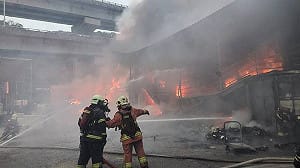 (影)泰山回收場清晨驚傳大火！黑煙衝天畫面曝光