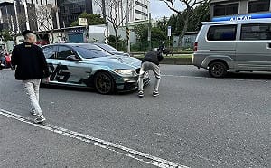 桃園男借車狂飆撞飛女騎士！網怒：下車竟先看車損