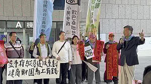 轟市府縱容違法重劃 迫害市民！民團怒貼盧秀燕春聯  痛批讓財團「馬上有錢」