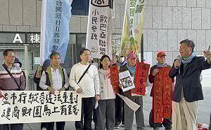 轟市府縱容違法重劃 迫害市民！民團怒貼盧秀燕春聯  痛批讓財團「馬上有錢」