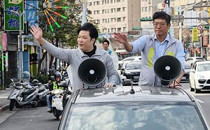跨派系、跨區力挺！高揚凱找來彭俊豪、民主戰艦車掃 炒熱初選 