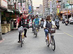 低碳選舉深入巷弄200公里    林智鴻創選戰「騎」蹟   