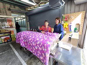 金馬號小姐幫飯盒蓋棉被一甲子  圓光便當重回頭份車站續飄香