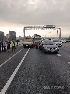 台74線台中北屯段5車追撞　5人送醫治療