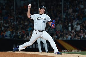 鄭浩均台日交流賽先發投2.2局　小腿抽筋退場