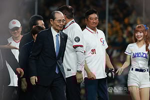 王貞治出席台日交流賽開球　勉WBC台灣隊前進美國