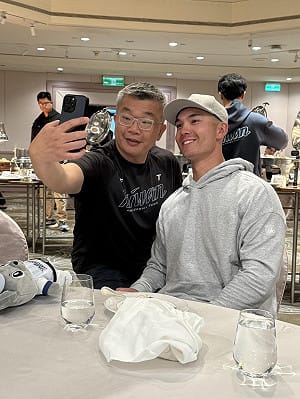 WBC台灣隊「費仔」初抵台！在機場被大批「簽名蟑螂」包圍　今將參與球隊練習