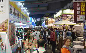 小港機場國際航線全面復甦    高雄巨蛋春季旅展人潮擠爆 