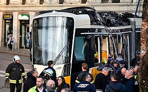 米蘭電車脫軌衝進餐廳釀2死40傷　乘客:事故前車底傳異常聲響