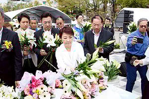 出席二二八事件79週年追思會  盧秀燕獻百合祝福：讓愛與包容延續